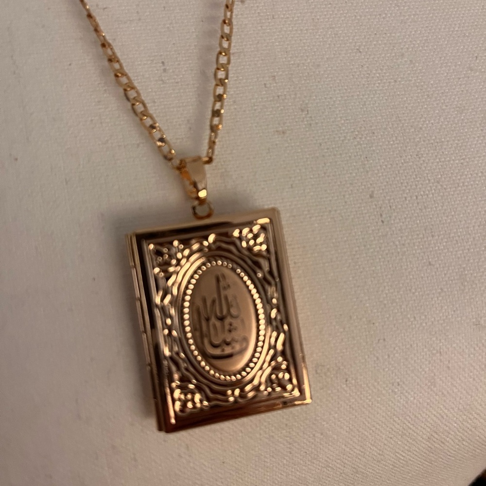 NWOT Gold Tone Locket Necklace w/ Filigree (Arabic - Mashallah)